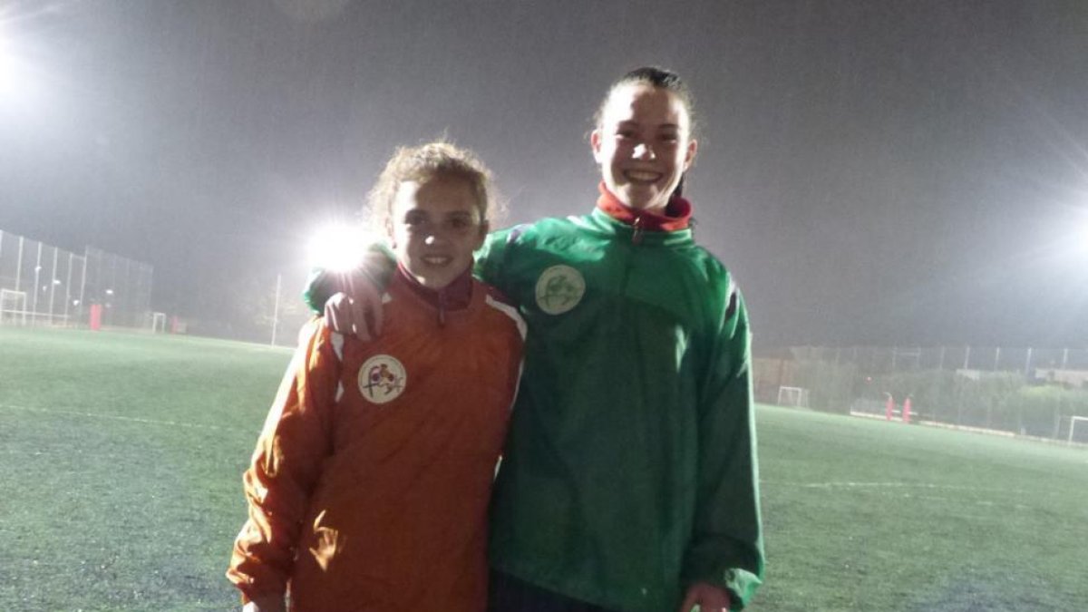Las jóvenes futbolistas sorianas Silvia Ondiviela y Marta Charle durante el entrenamiento del pasado miércoles en Arroyo de la Encomienda.-FEDERACIÓN DE CASTILLA Y LEÓN DE FÚTBOL