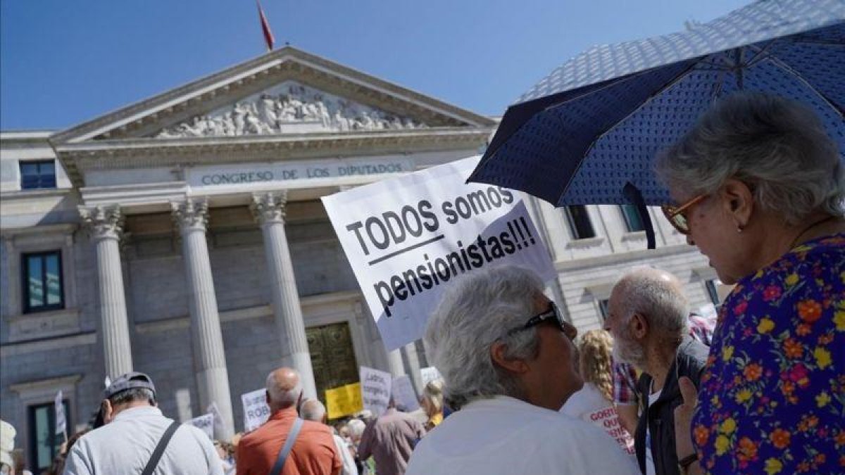 Manifestación de pensionistas frente al Congreso de los Diputados.-JOSÉ LUIS ROCA