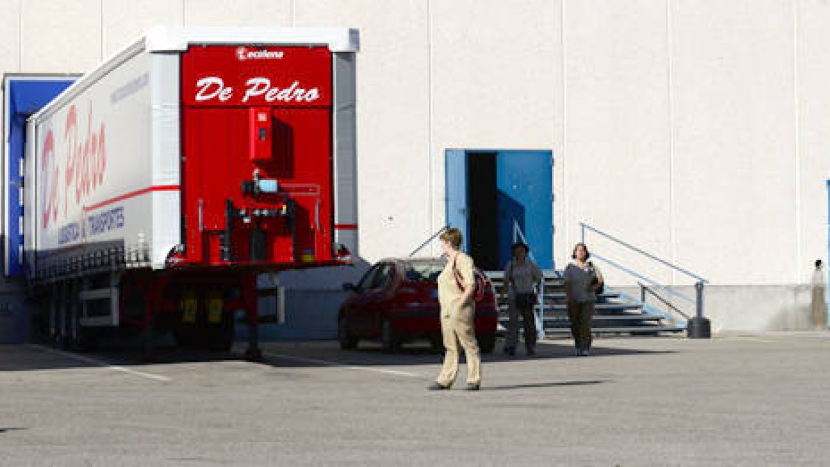 Trabajadores de Norma ayer a la salida del trabajo./ A. M.-