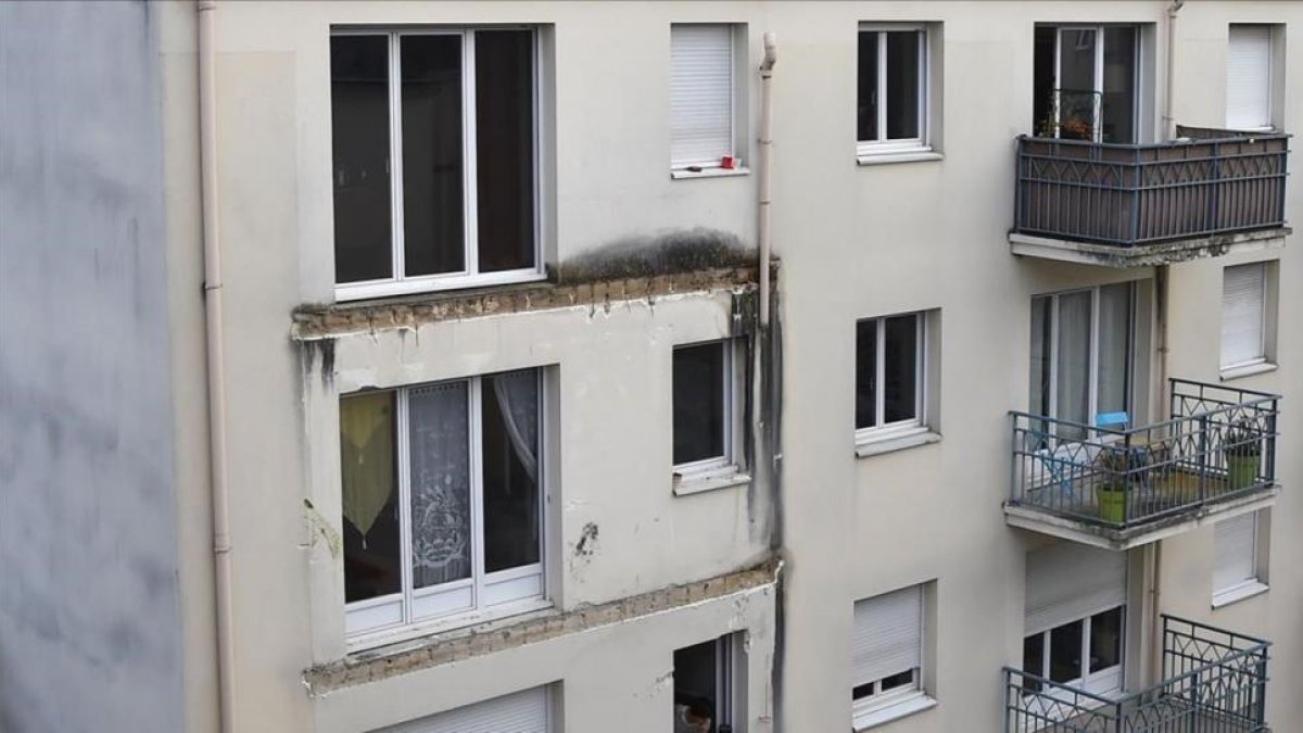 Imagen del balcón siniestrado, en el tercer piso de un edificio de Angers.-JEAN-FRANCOIS MONIER