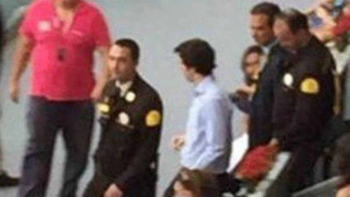 Momento en que varios miembros de seguridad acompañaron a el 'pequeño Nicolás' a salir de la pista.-Foto: TWITTER