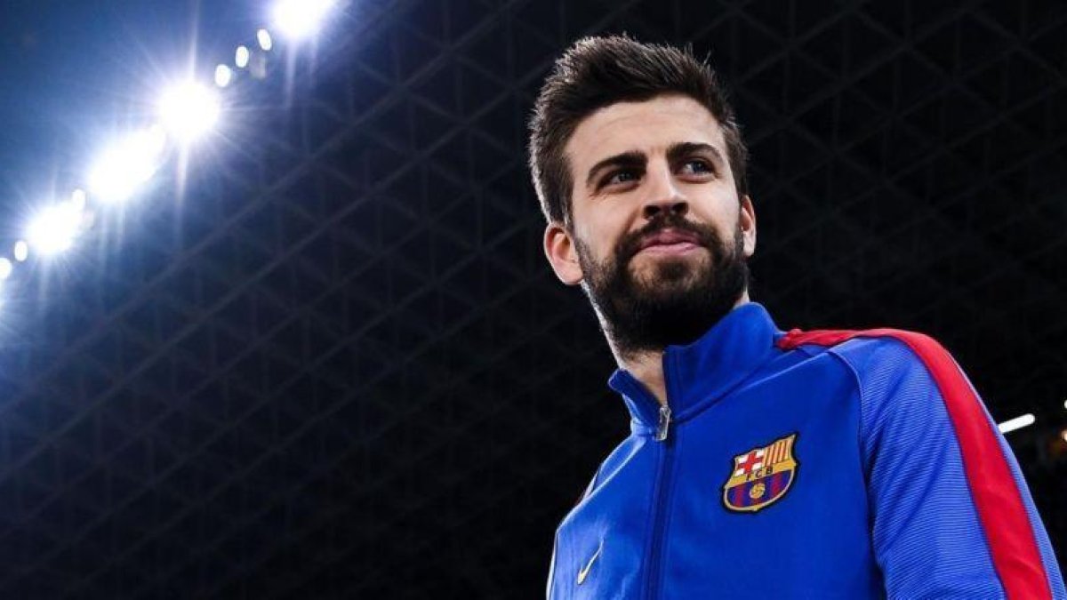 Gerard Piqué, en el momento de saltar al césped de Anoeta antes del partido de Copa.-DAVID RAMOS