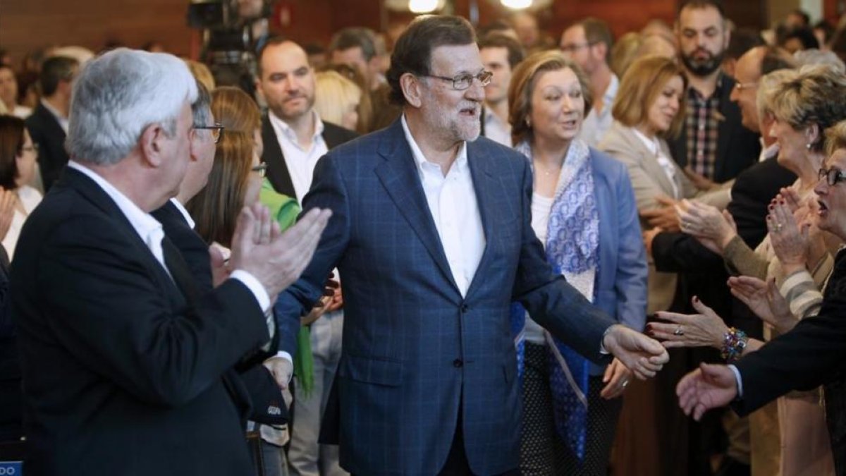 El líder del PP, Mariano Rajoy, en una convención sobre educación de su partido este sábado en Zaragoza.-EFE / JAVIER BELVER