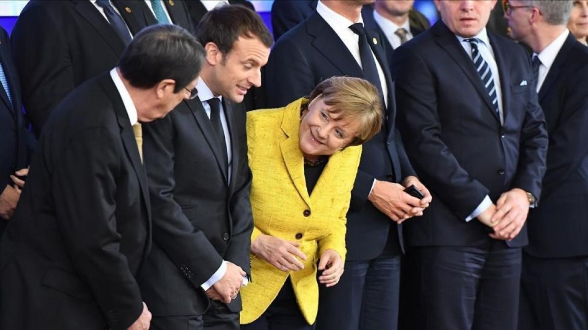 El presidente de Chipre, Nicos Anastasiades (izquierda), el francés, Emmanuel Macron, y la cancillera alemana, Angela Merkel, en la cumbre europea de Bruselas.-AP