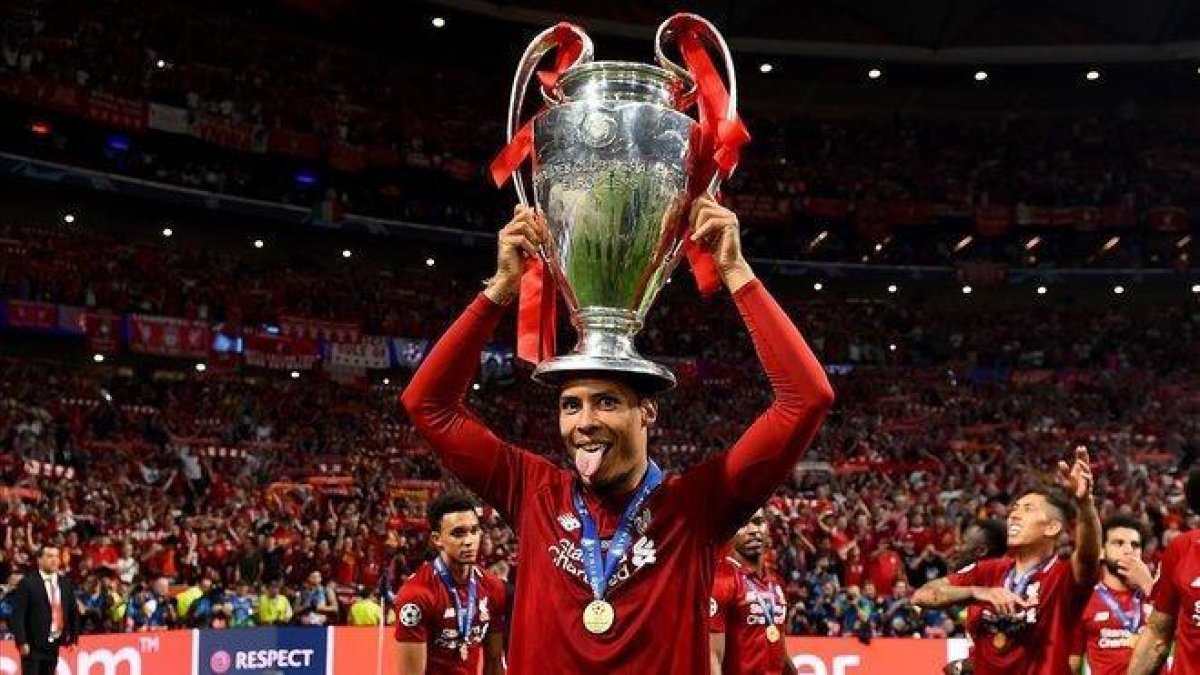 Van Dijk exhibe la Copa de Europa en el Metropolitano.-GETTY / ANDREW POWELL