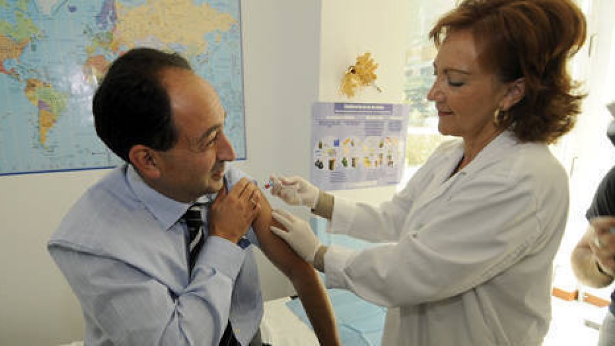 El delegado territorial se vacuna contra la gripe. / ÚRSULA SIERRA-