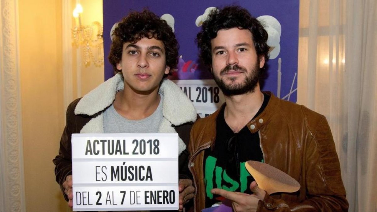 Antón Carreño y Willy Bárcenas, componentes del grupo musical madrileño Taburete.-/ JAVIER LIANO