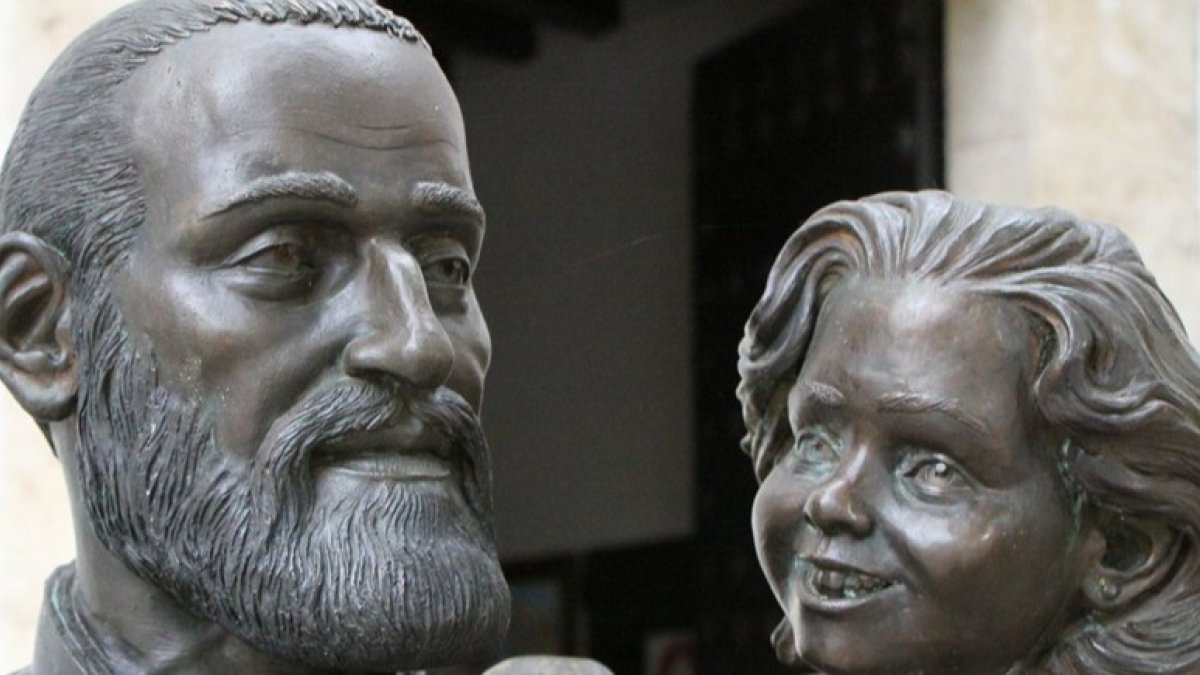 Estatua del padre Cosme en Córdoba.-D.C.