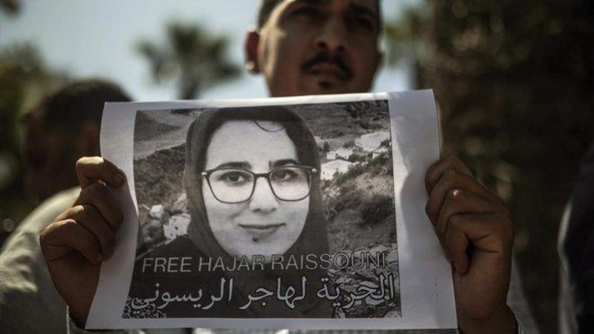 Protesta en favor de la periodista marroquí Hajar Raissouni.-MOSA AB ELSHAMY (AP)