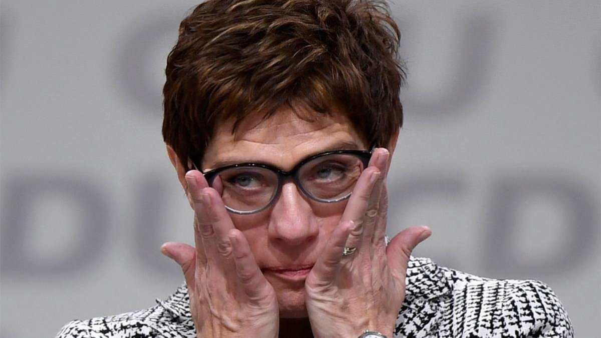 Annegret Kramp-Karrenbauer emocionada tras ser elegida la sucesora de Angela Merkel al frente de la CDU.-REUTERS / FABIAN BIMMER