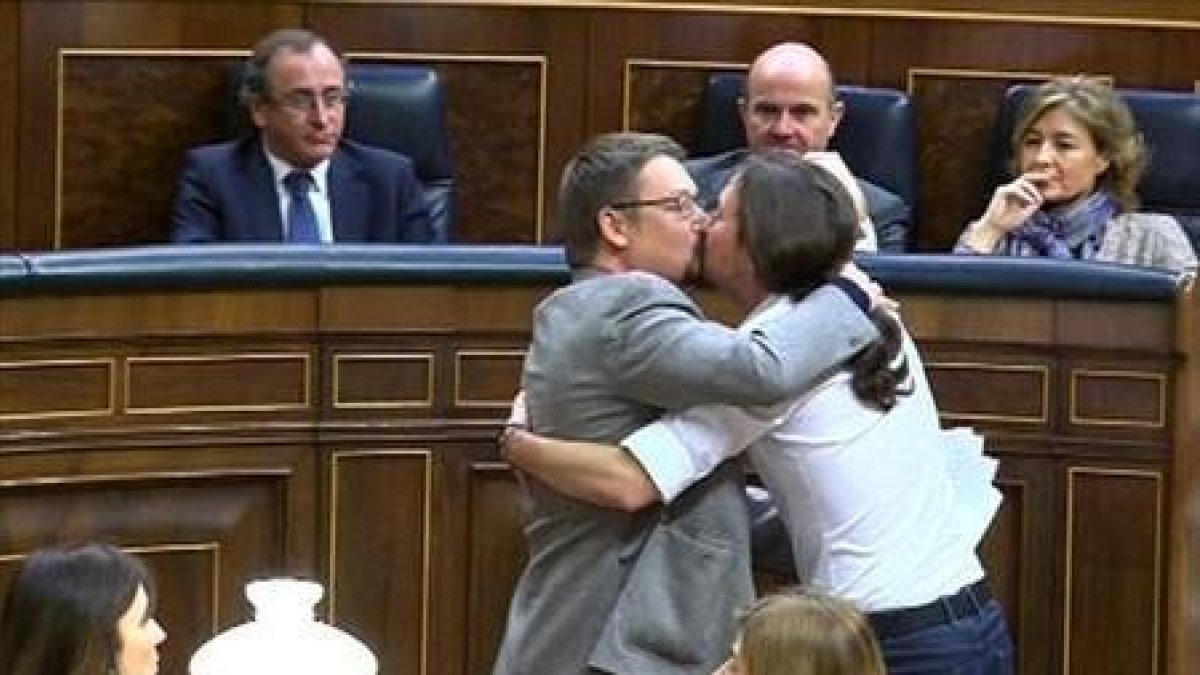 El 'pico' entre Xavier Domènech y Pablo Iglesias, el miércoles.-EFE