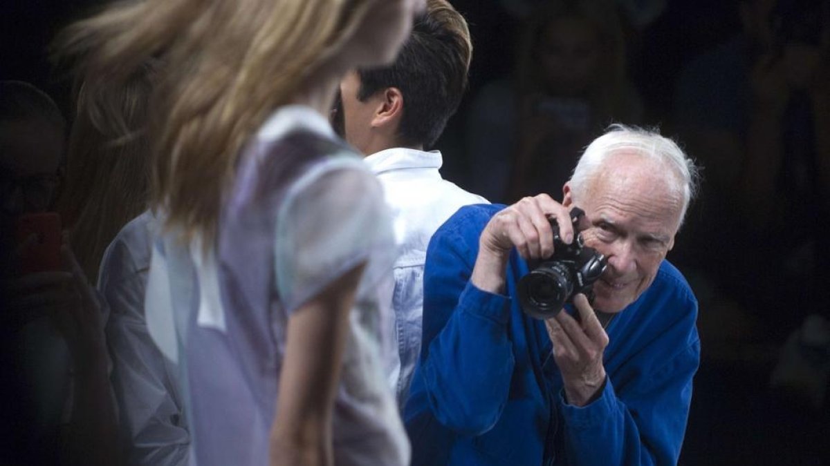 Bill Cunningham fotografía a una modelo, durante la semana de la moda de Nueva York del 2014.-REUTERS / CARLO ALLEGRI
