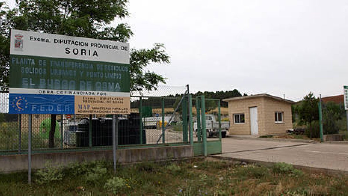 Fachada del punto limpio de El Burgo de Osma. /JAVIER SOLÉ-
