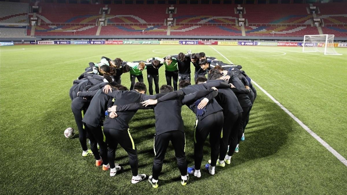 Los jugadores surcoreanos se dan ánimos antes del partido en el Estadio Kim Il-Sung de Pionyang. Los jugadores surcoreanos se dan ánimos antes del partido en el Estadio Kim Il-Sung de Pionyang.-KFA