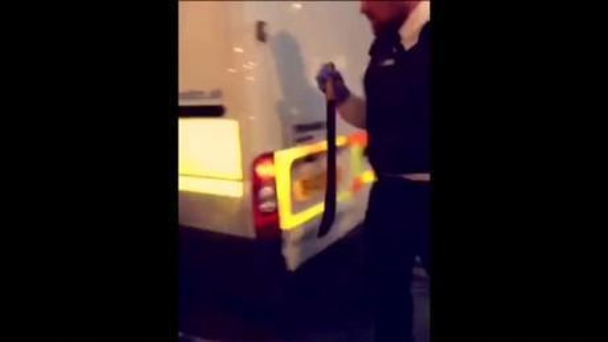 Un hombre con un machete provoca el pánico en un centro comercial de Londres-ATLAS