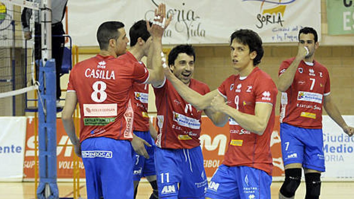 Los jugadores del CMA celebran el pase a semifinales. / A. Martínez-