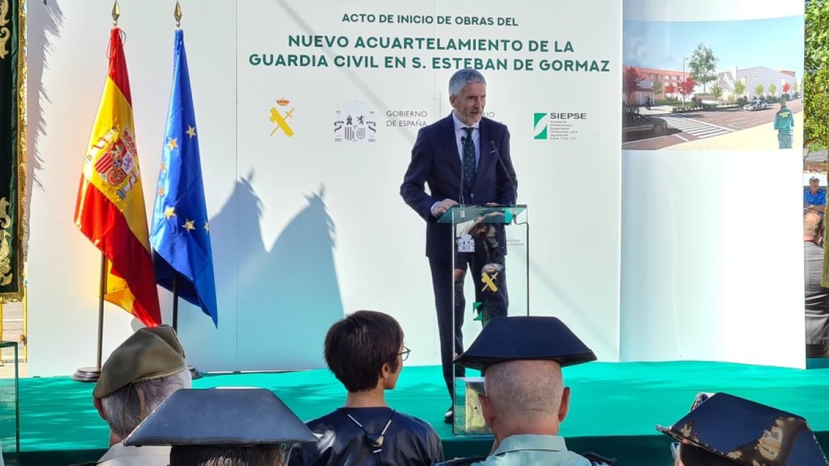 Grande-Marlaska interviene en la visita a las obras del nuevo cuartel en San Esteban de Gormaz, Soria. HDS