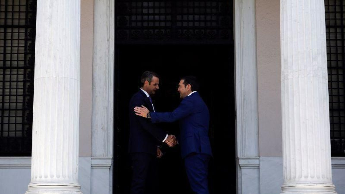 Saludo entre Kryriakos Mitsotakis y Alexis Tsipras.-EFE
