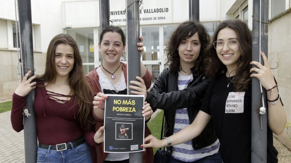 Almudena Tabernero, Cristina Herrero, Clara Bayona y Loyola Cifuentes, cuatro de las seis participantes en el proyecto.-LUIS ÁNGEL TEJEDOR
