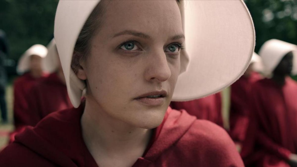 La actriz Elisabeth Moss, en la serie de la plataforma Hulu The Handmaids Tale-EL PERIÓDICO