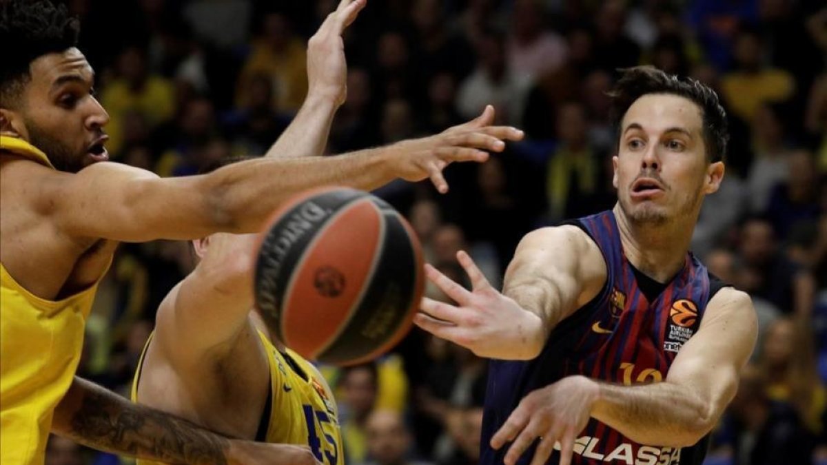 El base azulgrana Heurtel pasa el balón ante el australiano Bolden-JIM HOLLANDER (EFE)