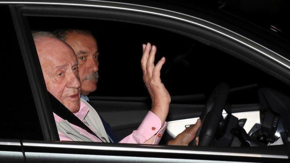 El rey Juan Carlos, a su llegada, este viernes por la noche, a la clínica Quirón de Pozuelo de Alarcón (Madrid).-EFE / KIKO HUESCA