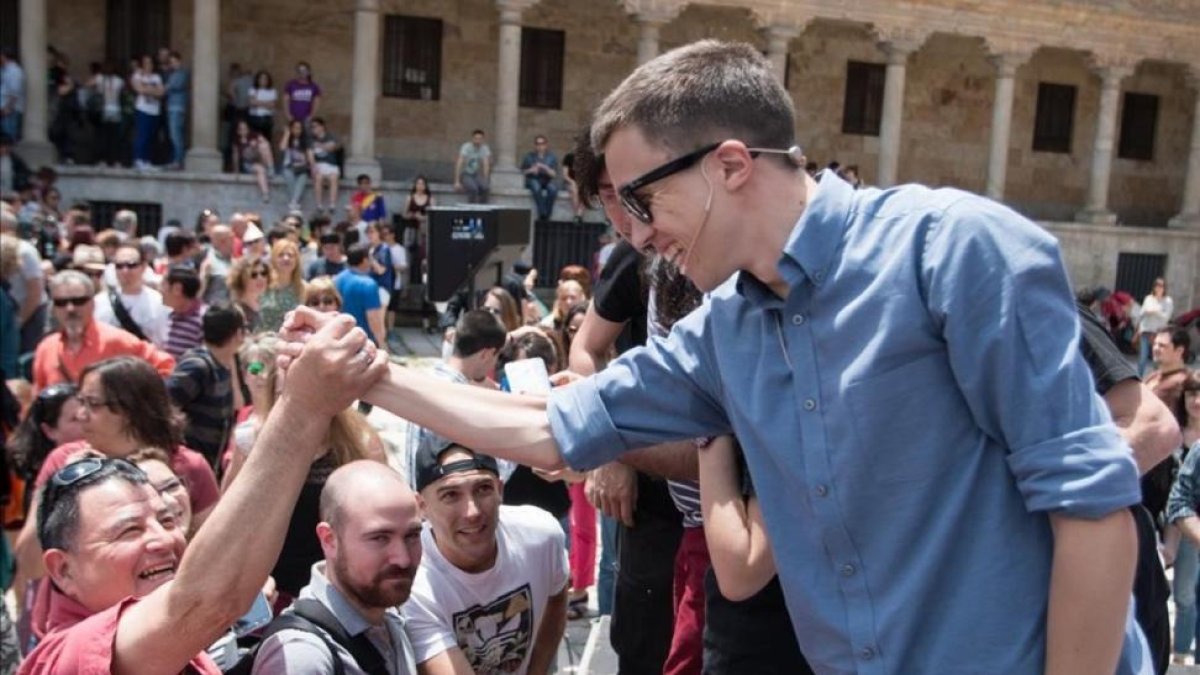 Errejón saluda a un simpatizante del publico en un mitin en Salamana, este domingo.-PODEMOS