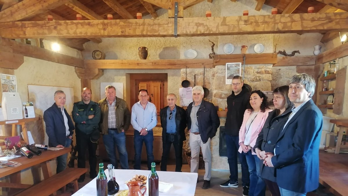 Asistentes a la apertura de la exposición en el lagar de San Esteban. Ana Hernando