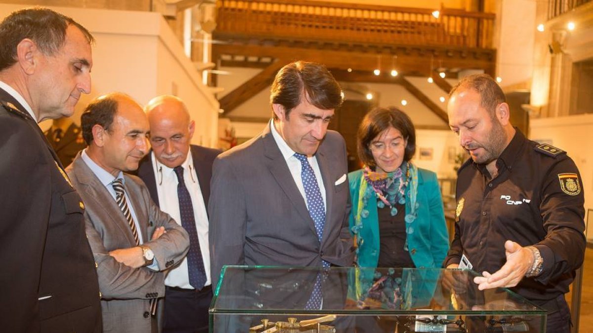 El delegado del Gobierno en Castilla y León, Juan Carlos Suárez-Quiñones, inaugura en la iglesia de la Encarnación de Zamora la exposición del Museo del Cuerpo Nacional de Policía-Ical