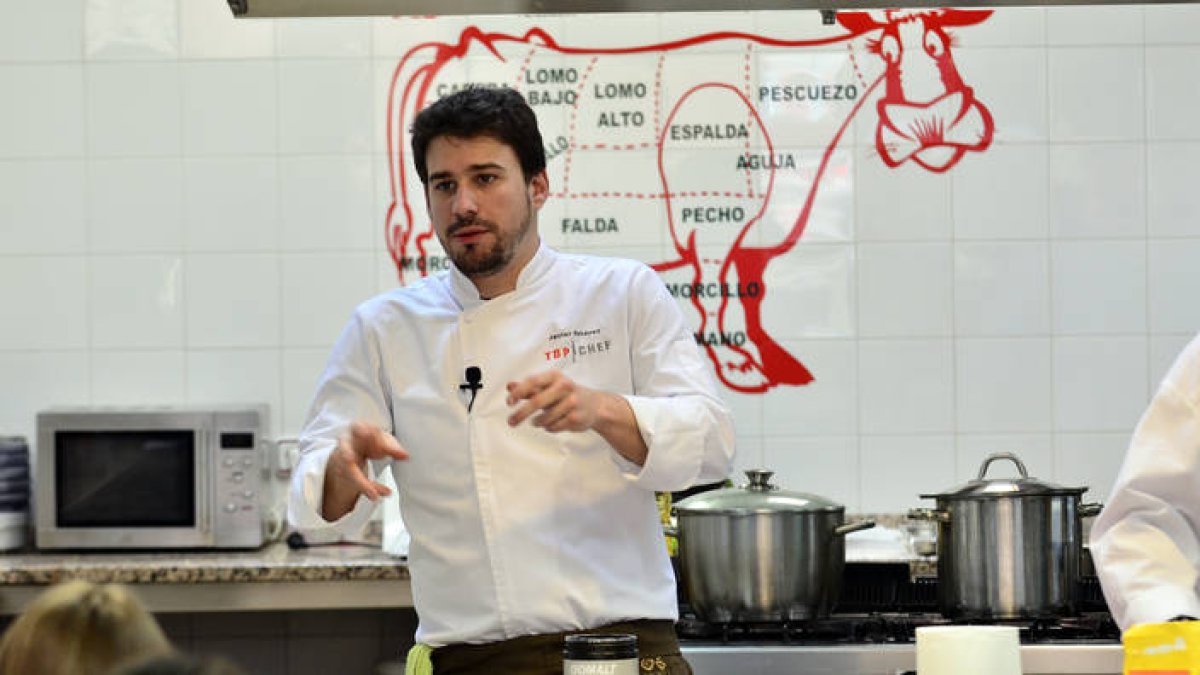 El cocinero Javier Estévez ayer durante el curso para hosteleros que ofreció en las instalaciones de Grumer. / ÁLVARO MARTÍNEZ-