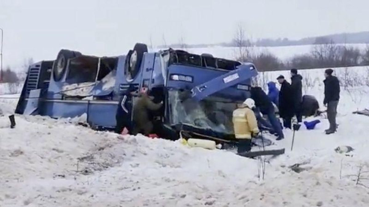 El autobús accidentado en Rusia.-RUSSIAN EMERGENCY SITUATIONS MINISTRY