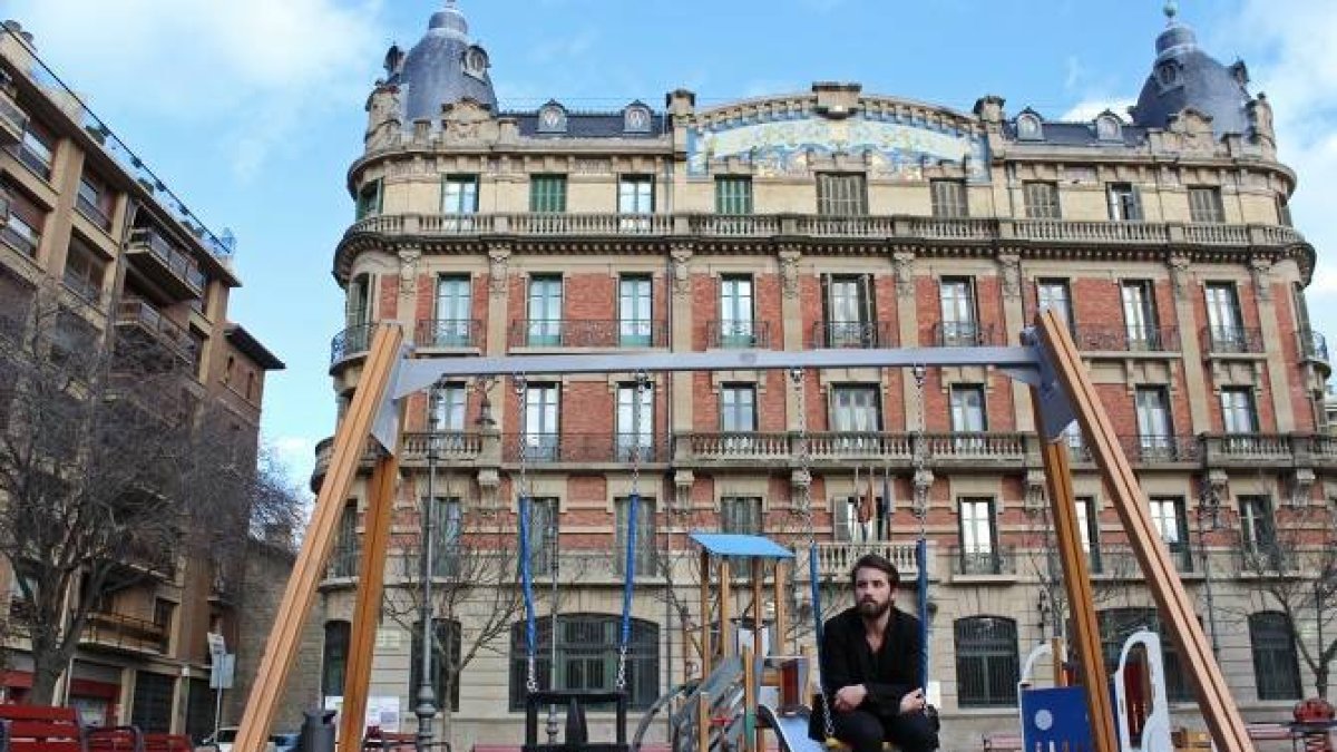 El artista Abel Azcona durante uno de los encuentros en un parque en Pamplona.-ABEL AZCONA