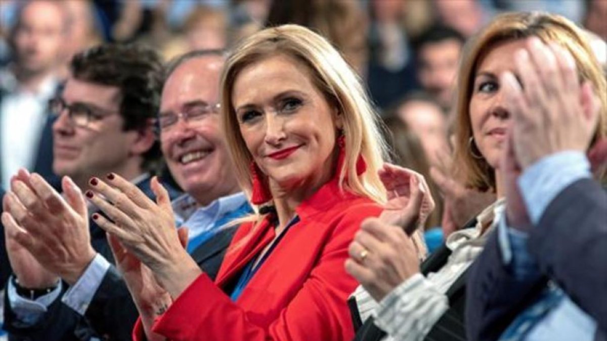 Cifuentes, entre Pío García-Escudero y Cospedal, este sábado en Sevilla.-/ EFE / RAFA ALCAIDE / JULIO MUÑOZ