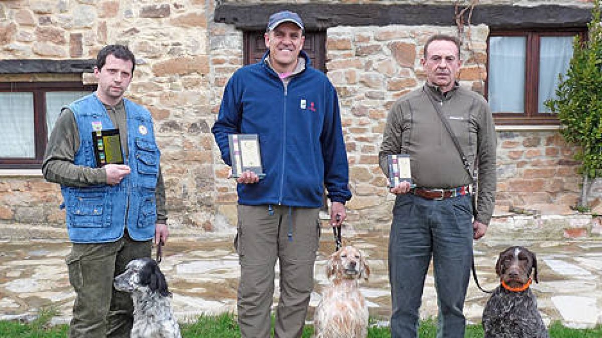 Los tres primeros clasificados en el Provincial San Huberto. / Delegación Soriana de Caza-