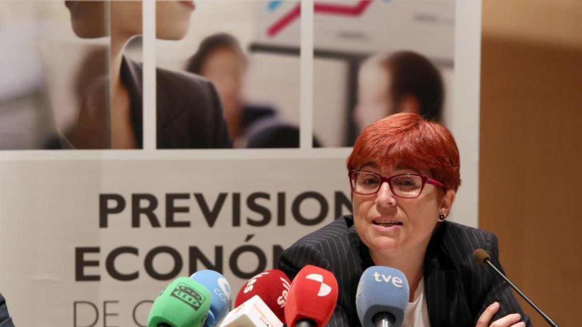 La coordinadora del informe de Previsiones Económicas de Castilla y León, Felisa Becerra, durante la presentación-ICAL