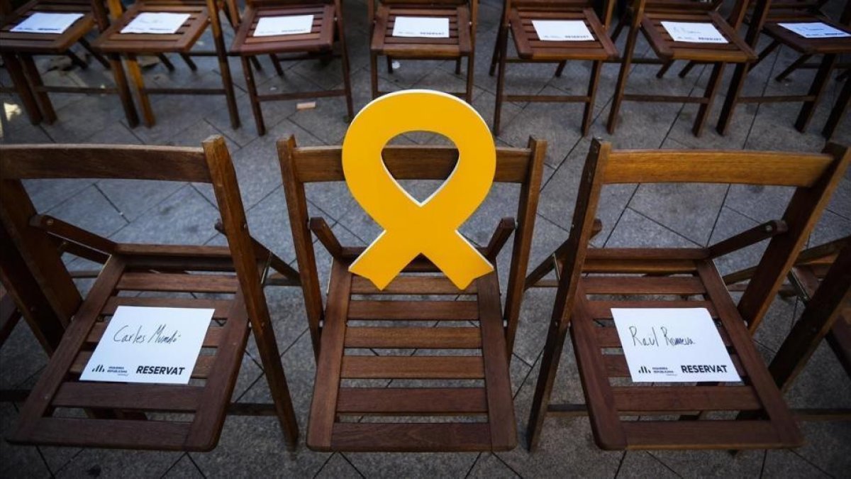 Lazo amarillo en solidaridad con Oriol Junqueras en un mitin de ERC-DANNY CAMINAL