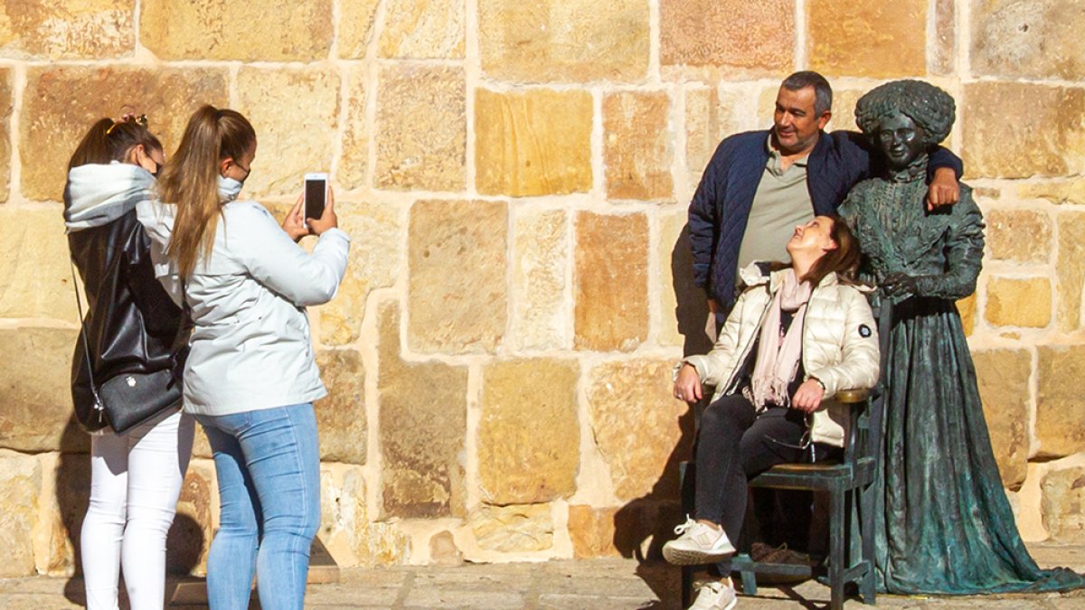 Clásica foto turistica con la escultura de Leonor - MARIO TEJEDOR