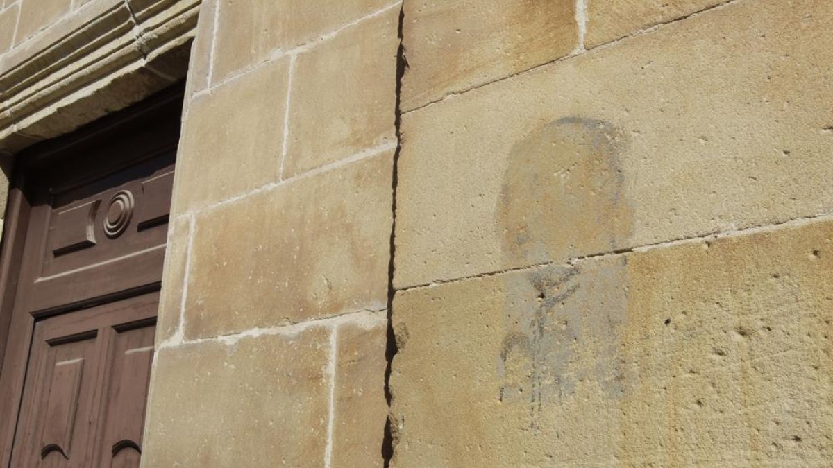 Fotografía tomada ayer de la imagen de Franco que ha reaparecido en la fachada de piedra arenisca en el Palacio de Justicia.-LUIS ÁNGEL TEJEDOR