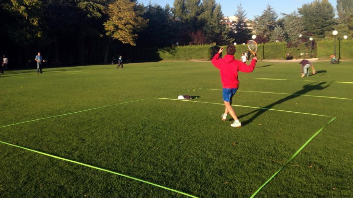 Varios deportistas jugando al crossminton en La Dehesa.-CLUB CROSSMINTON BILL BRANDES