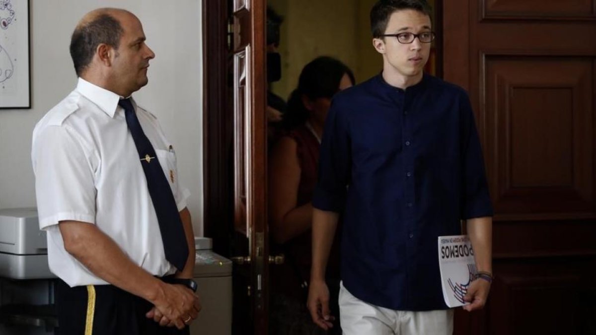 Íñigo Errejón, tras presentar sus credenciales en el Congreso para recoger su acta de diputado.-JUAN MANUEL PRATS