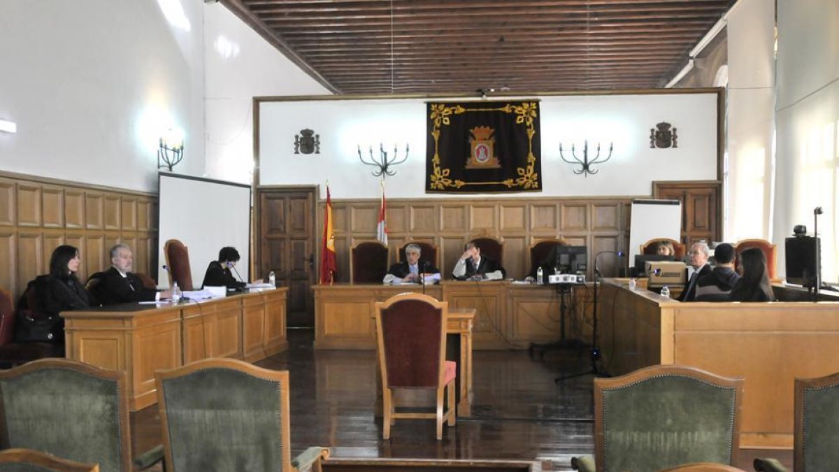 Primera sesión del juicio por violación-Valentín Guisande
