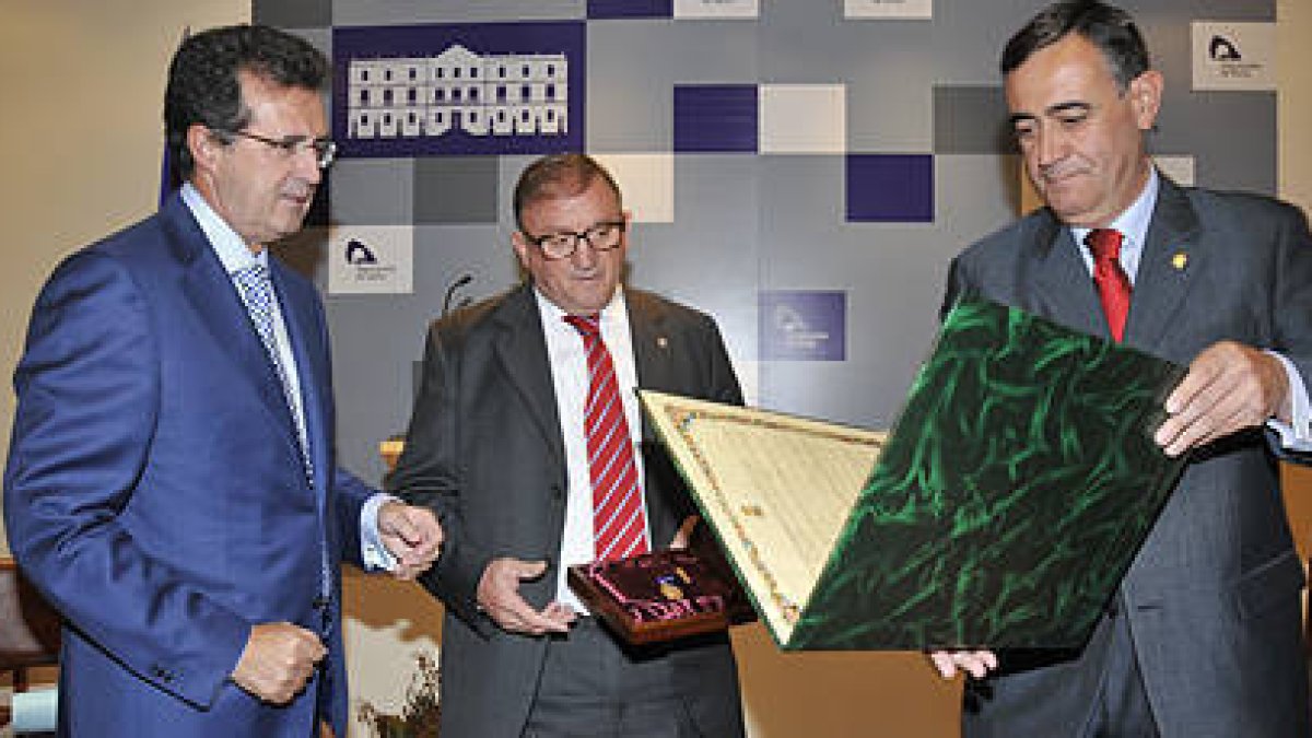 Ulibarri y Rubio reciben el diploma de manos de Pardo. / VALENTÍN GUISANDE-