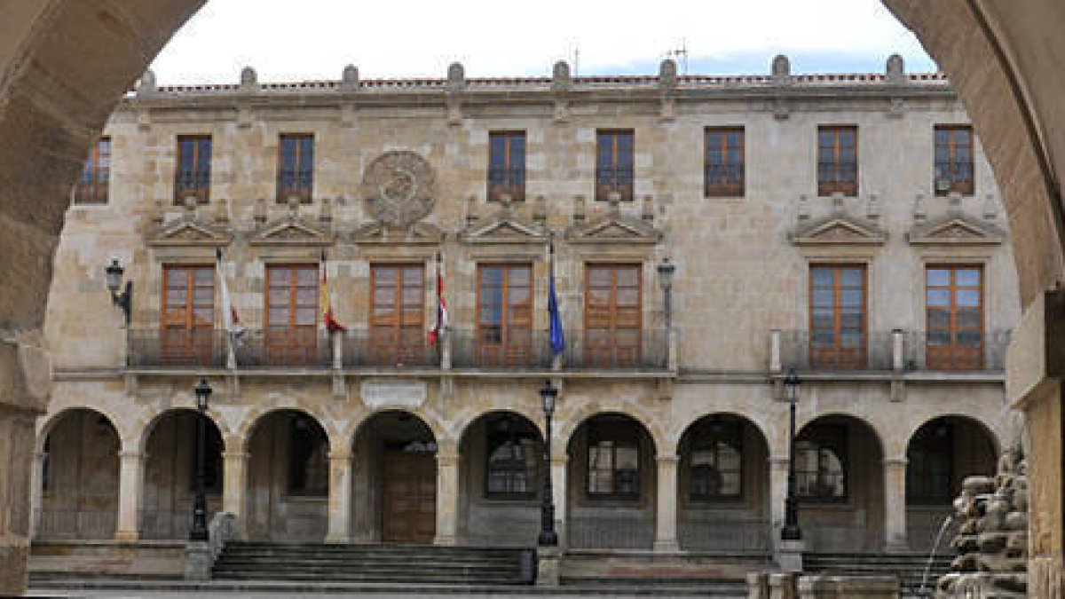 Fachada del Ayuntamiento de Soria. / VALENTÍN GUISANDE-