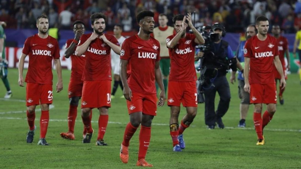 Jugadores del Spartak se despiden del Sánchez Pizjuan, sus juveniles tuvieron un lamentable comportamiento en el partido de la UEFA Youth League.-AP / MIGUEL MORENATI