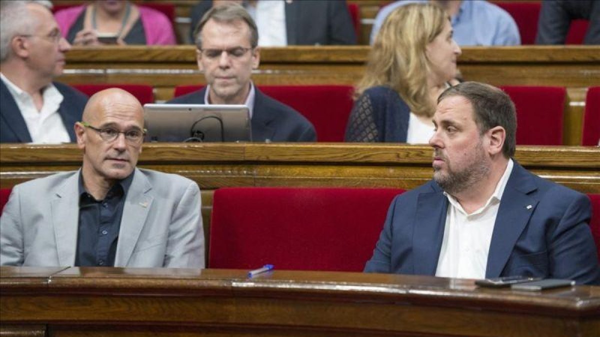 Raül Romeva y Oriol Junqueras, en el Parlament en julio del 2017.-FERRAN SENDRA