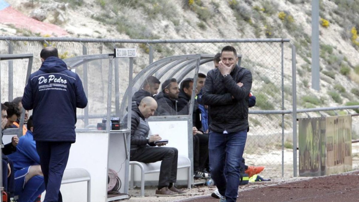 Rubén Puente, en la banda técnica durante el pasado fin de semana en el partido entre el Uxama y el Almazán.-LUIS ÁNGEL TEJEDOR