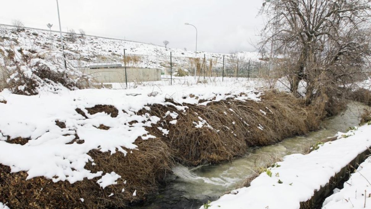 La contaminación llega al embalse del Val desde la provincia de Soria.-L.A.T.