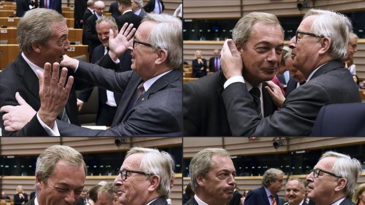 El presidente de la Comisión Europea, Jean-Claude Juncker, y el léder del UKIP, Nigel Farage, en el Parlamento Europea, en Bruselas.-AFP / JOHN THYS