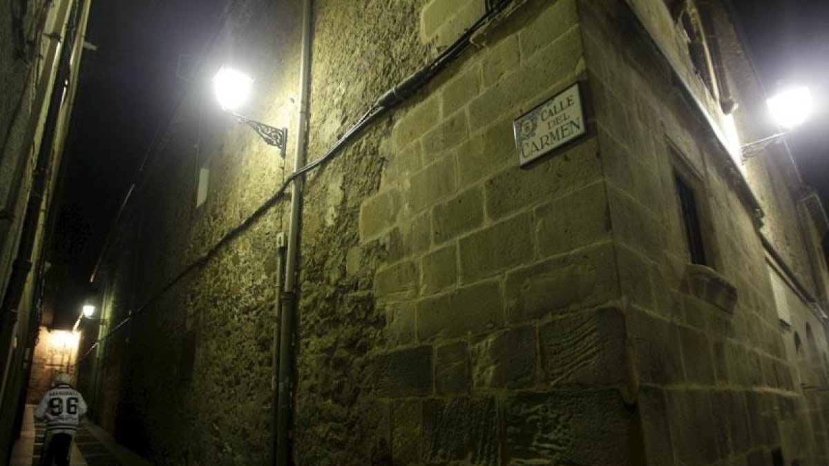 Vista nocturna del acceso de la calle del Carmen a la plaza de Fuente de Cabrejas.-Luis Ángel Tejedor
