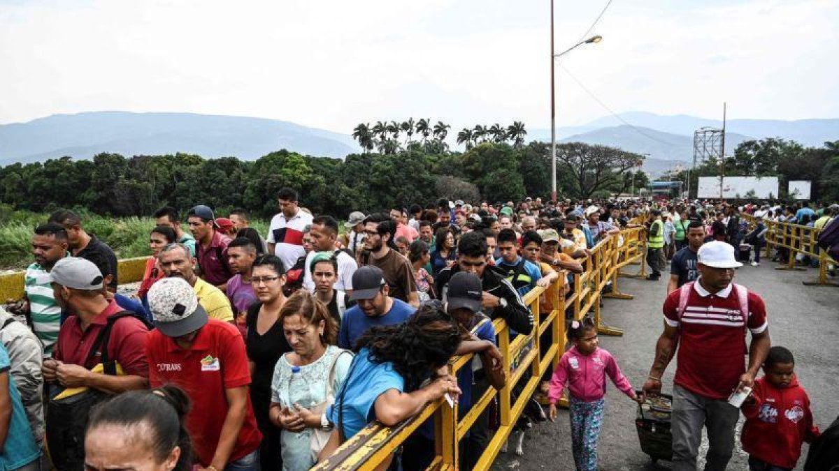 La migración de Venezuela hacia Colombia a través del puente fronterizo Simón Bolivar.-AFP